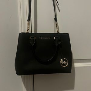 [Sold] Black Michael kors bag made out of leather lightly used